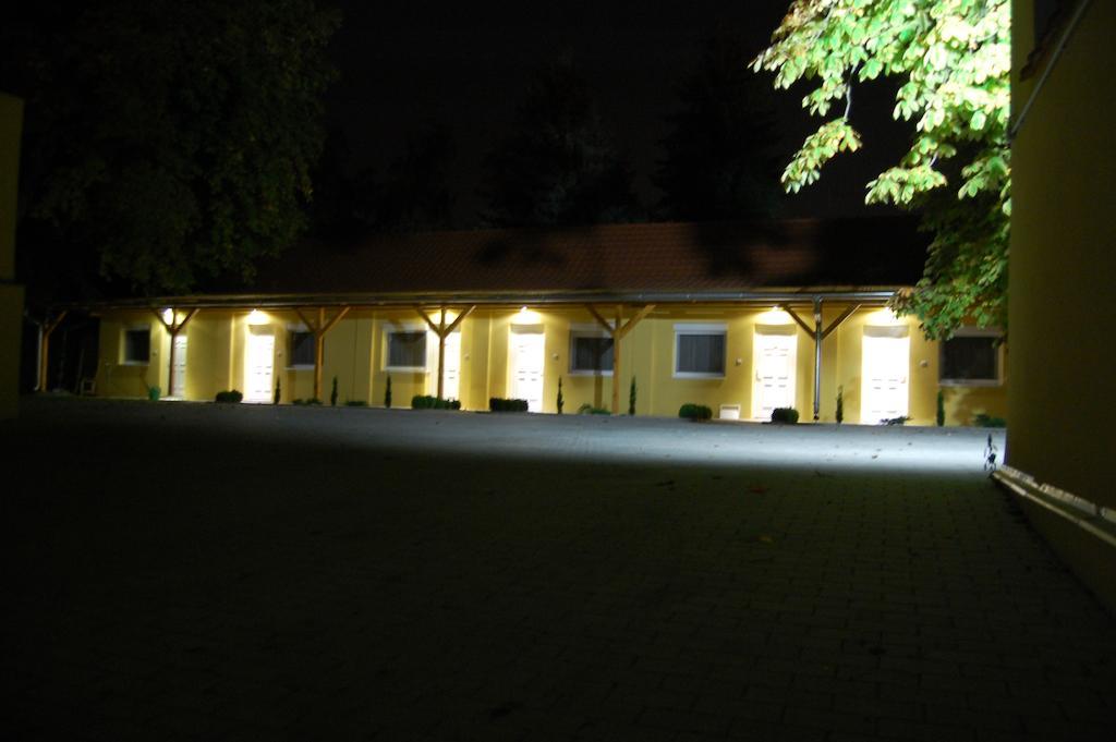 Belvarosi Rezidencia Pápa Exterior photo