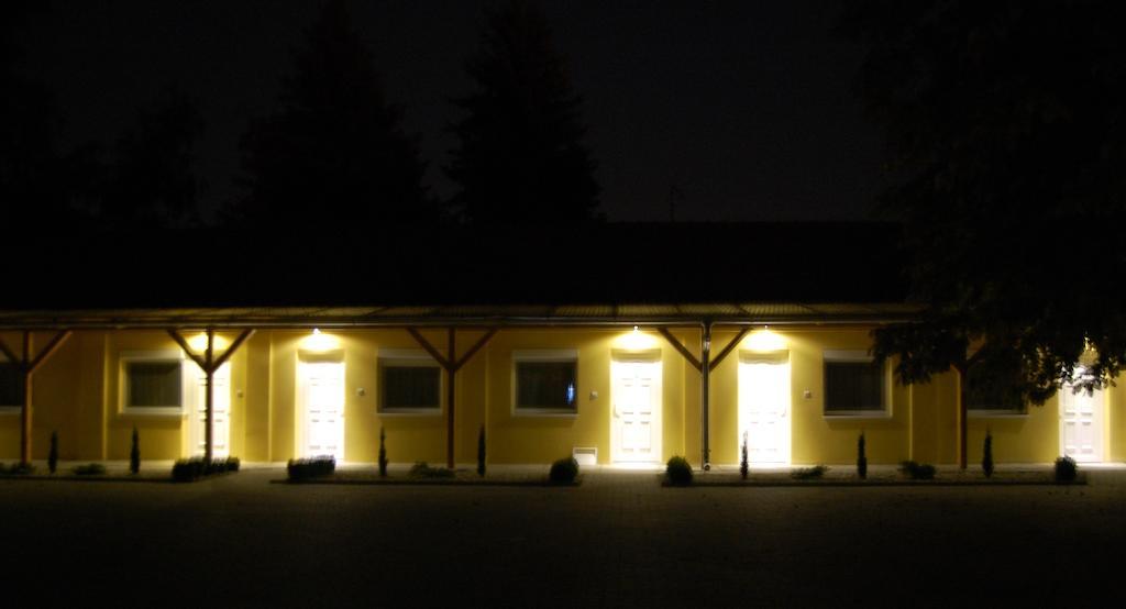 Belvarosi Rezidencia Pápa Exterior photo